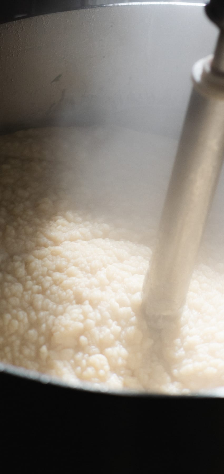 鍋の中のあんこを混ぜる様子