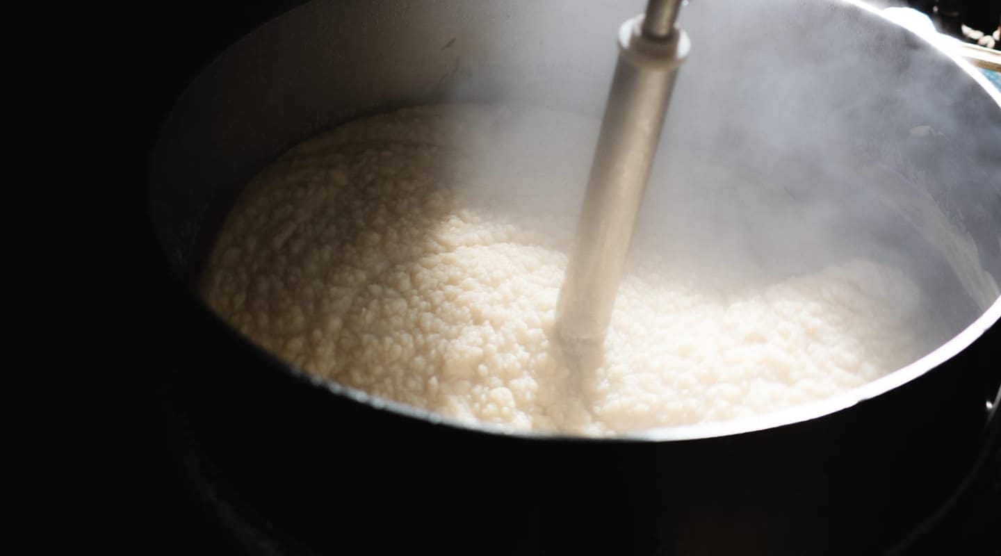 鍋の中のあんこを混ぜる様子