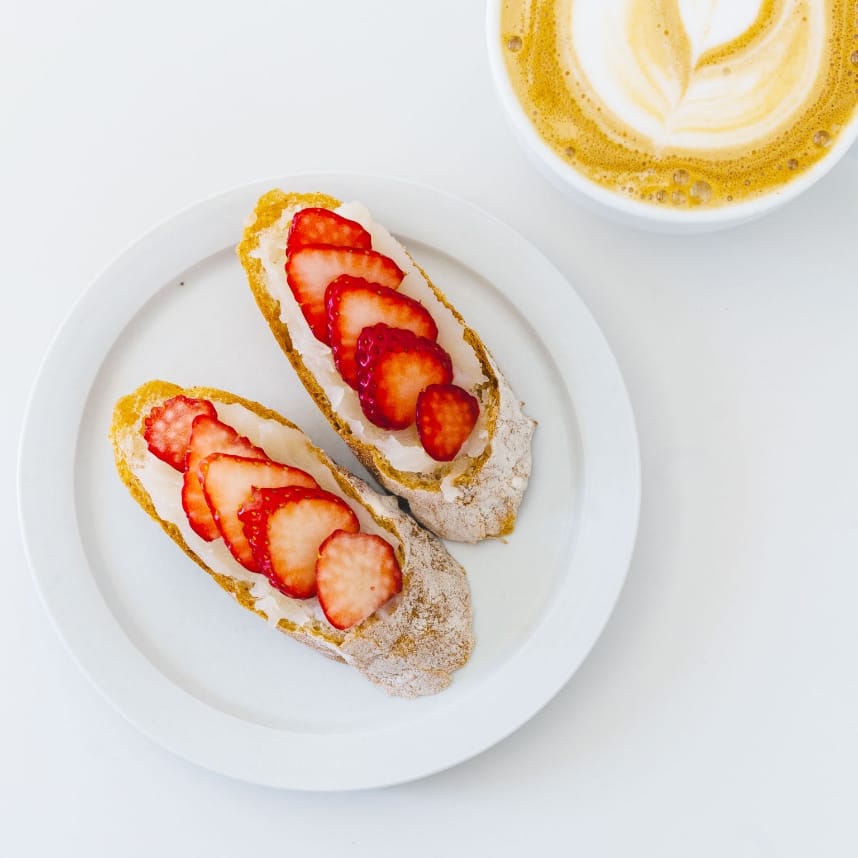 白餡といちごが乗ったバケットとカフェラテ