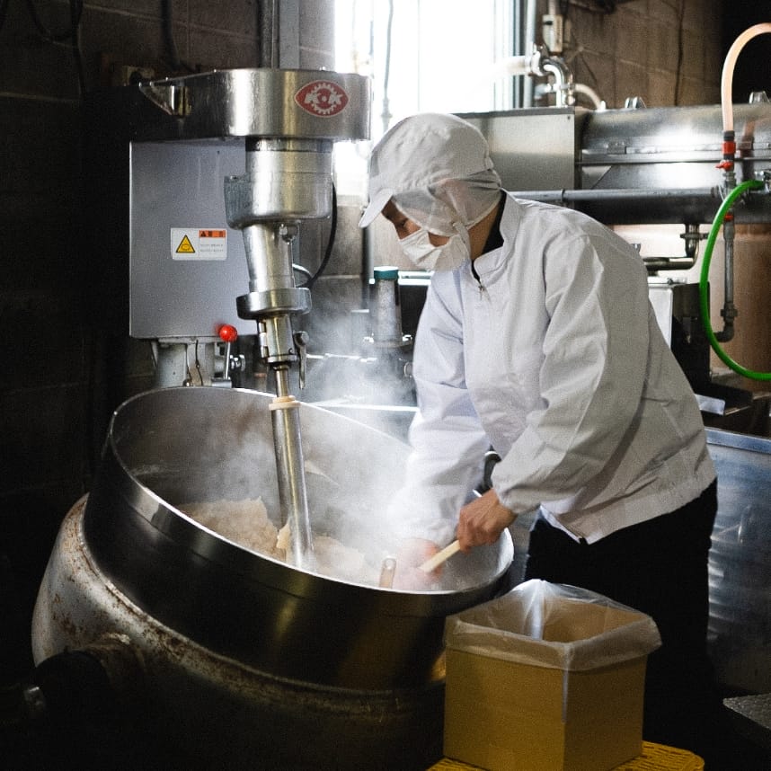 鍋の中のあんこを混ぜる職人