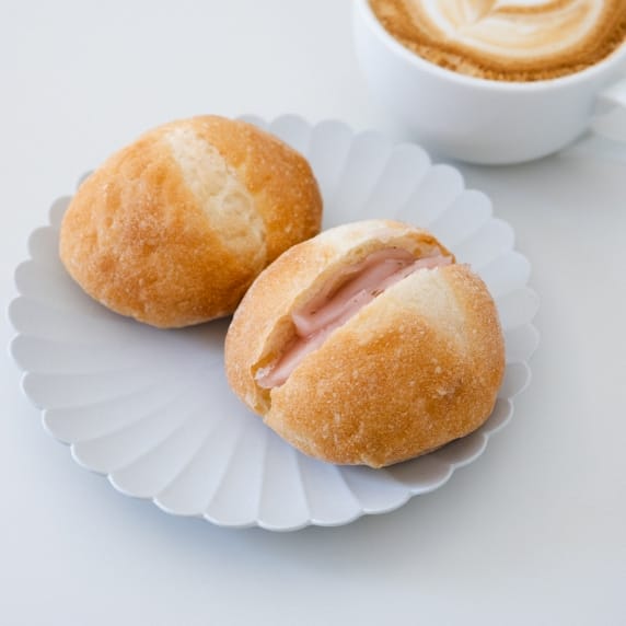 桜あんを挟んだパン