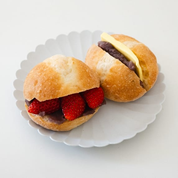 あんことイチゴを挟んだパンとあんことバターを挟んだパン